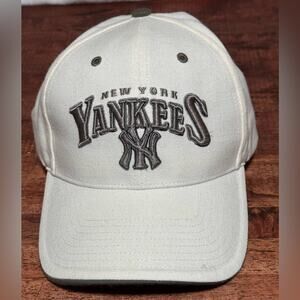 New York Yankees MLB Baseballll Hat White / Grey Strap Back